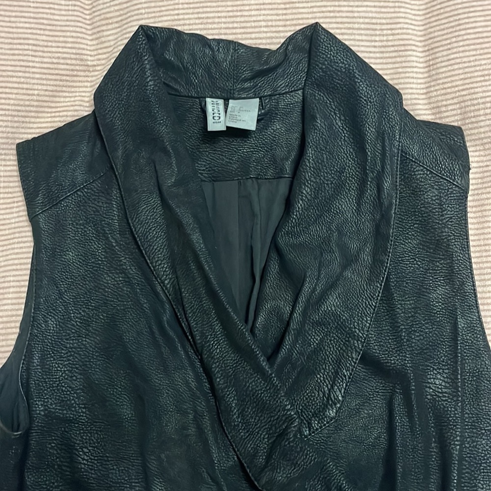 Divided Black Sleeveless Vest - Picture 2 of 13